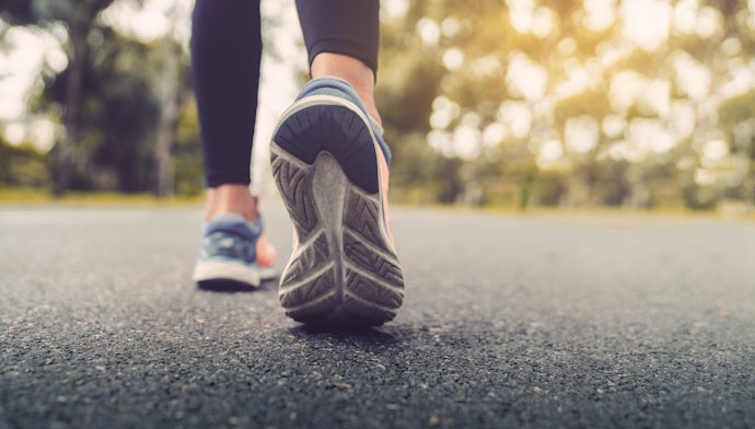 Como escolher o tênis feminino ideal para caminhar?